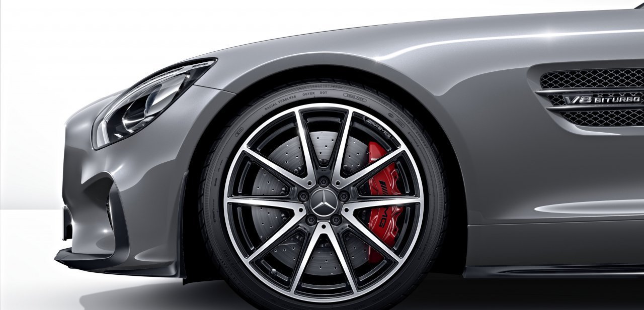 Detalle de la aleta y una de las ruedas delanteras del GT S