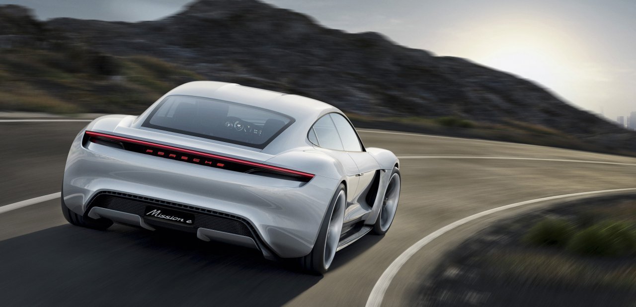 El Porsche Mission E Concept visto por atrás