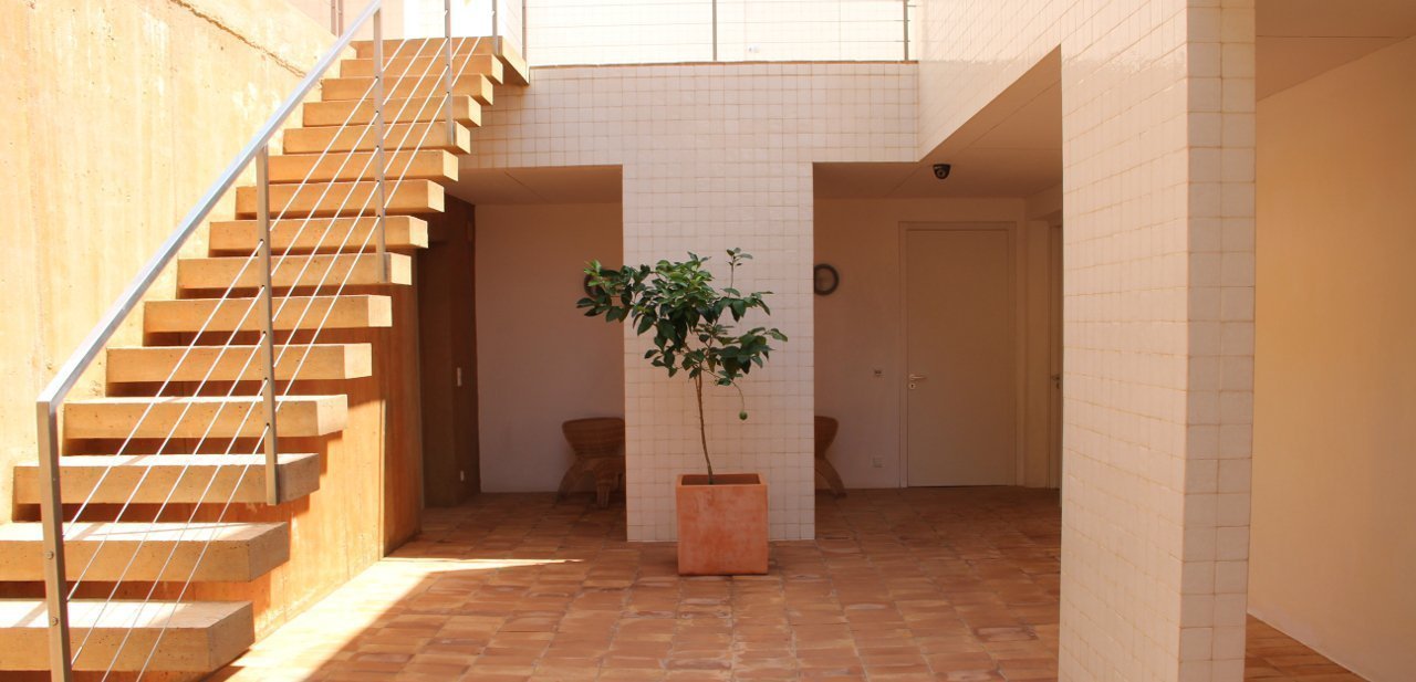 Escaleras y patio interior de Villa Mathesis