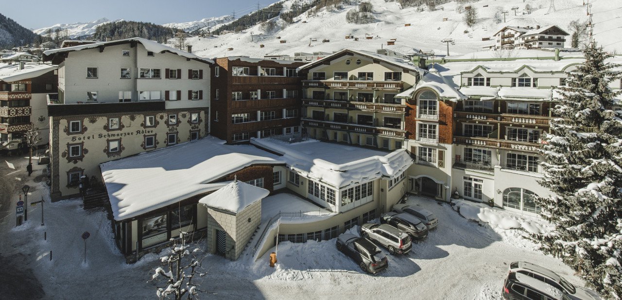 Fachada nevada del Hotel Schwarzer Adler