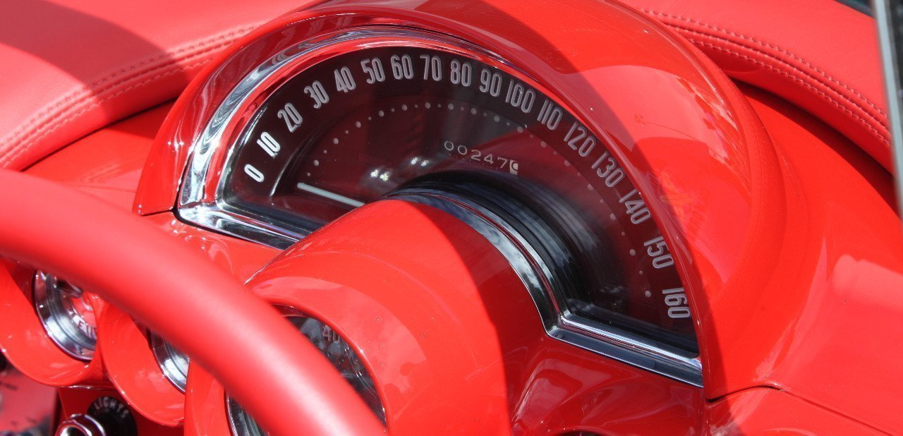Reloj de velocidad en el interior de un Chevrolet Corvette C1