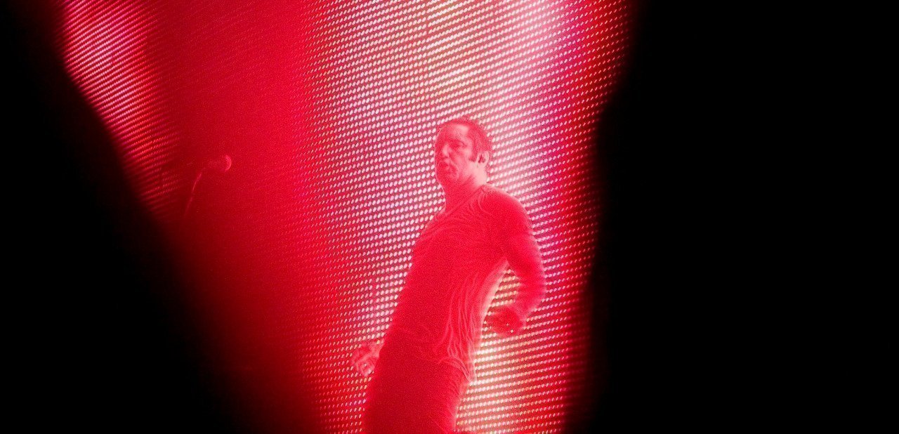 Trent Reznor en directo bajo una luz roja