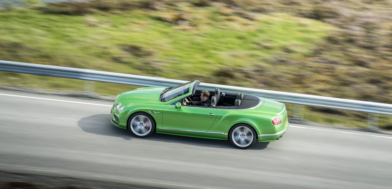 Un Bentley Continental GT Speed Convertible verde visto desde las alturas