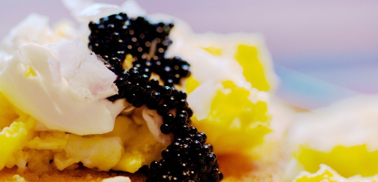 Un plato con caviar