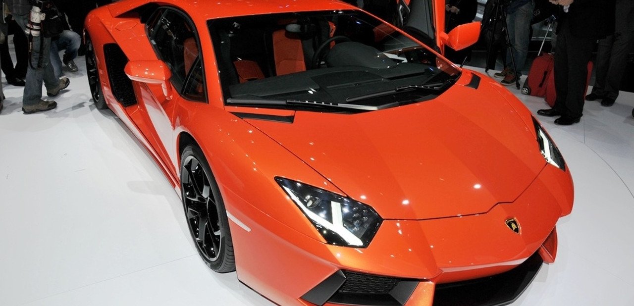 Vista frontal de un Lamborghini Aventador