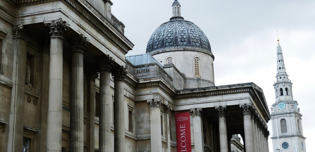Vista lateral de la National Gallery de Londres