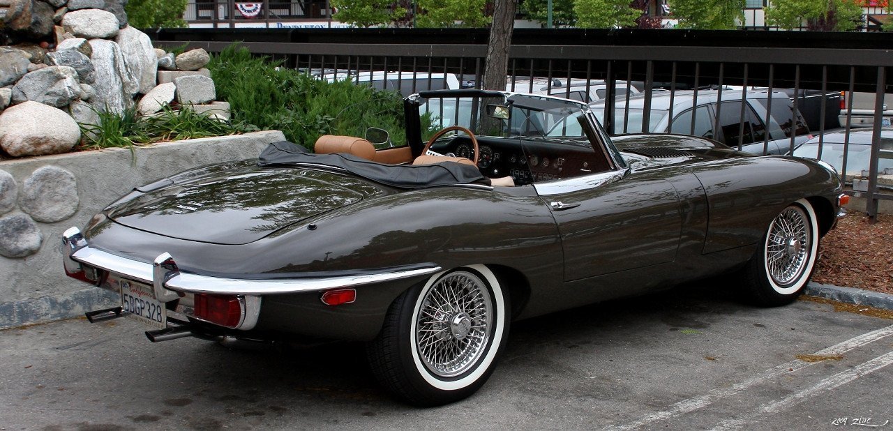 Vista trasera de un Jaguar E-Type descapotable